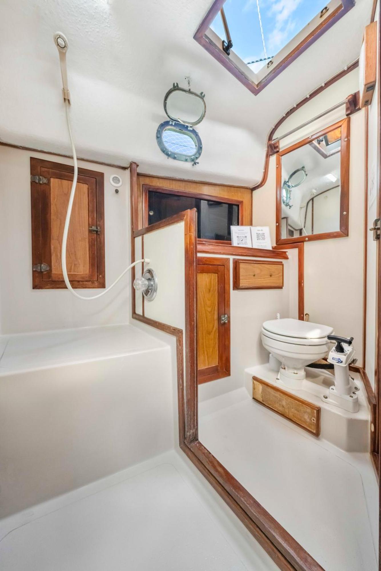 Hotel en barco An Island Of Your Own - Your Private Sailboat, The Elegance