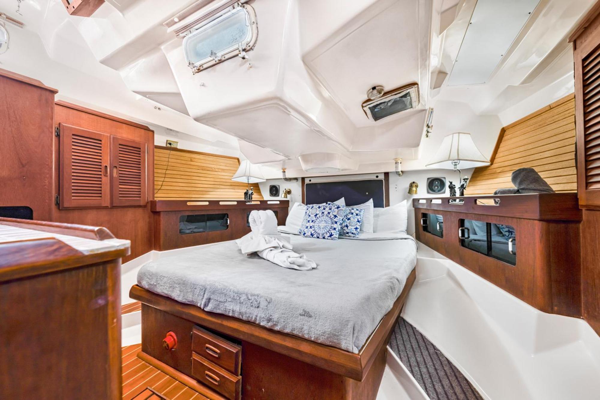 Hotel en barco An Island Of Your Own - Your Private Sailboat, The Elegance